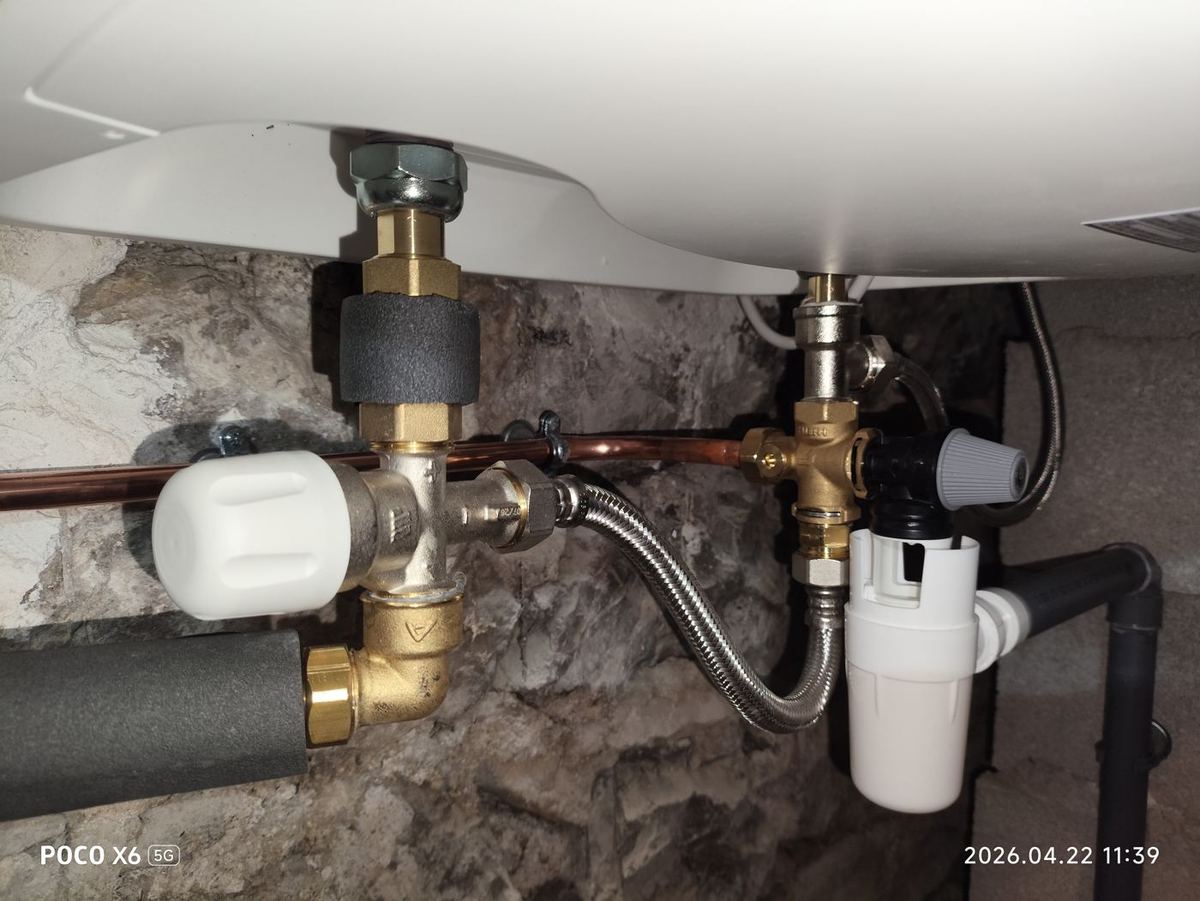 Anschluss des Warmwasserbereiters – Sicherheitsgruppe und Ablaufsiphon