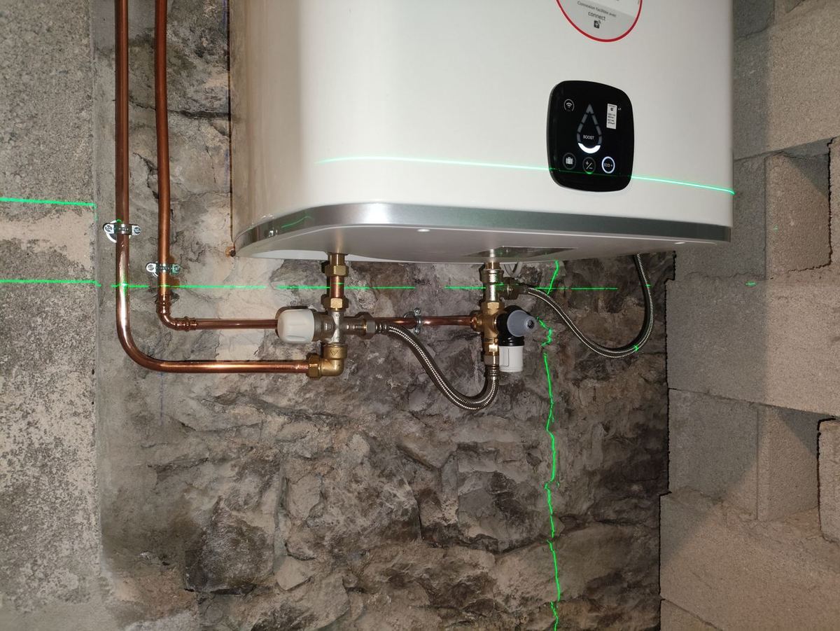 Anschluss des Warmwasserbereiters – Sicherheitsgruppe und neue Anschlüsse