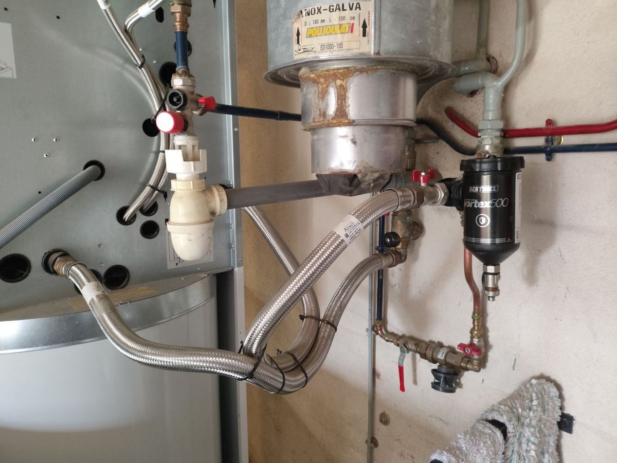 Arbeiten am Hydraulikmodul einer Luft-Wasser-Wärmepumpe