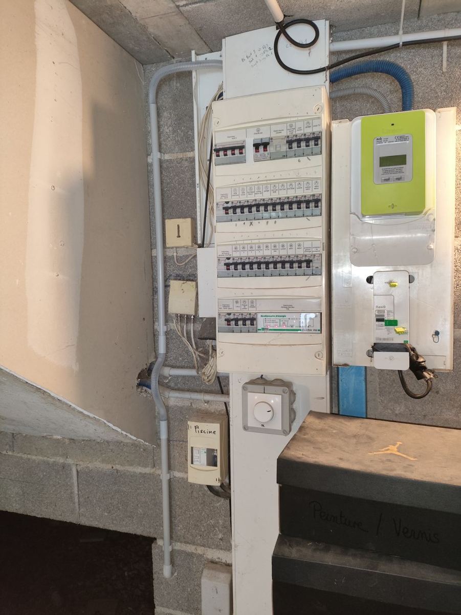 Raccordement électrique conforme NF C 15-100 réalisé par CLIM & EAU